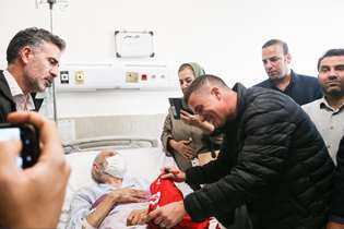 سرمربی پرسپولیس در بیمارستان طالقانی؛ دیداری صمیمانه با بیماران