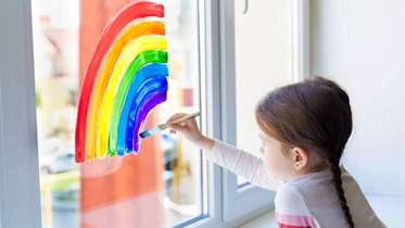 در بحران‌ها به کودک اطمینان دهید؛ تو در امنیت هستی