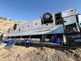 تلاش کادر درمان فیروزکوه برای رسیدگی به مصدومان حادثه اتوبوس