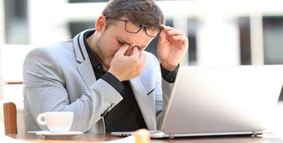 استفاده بیش از حد از وسایل الکترونیکی باعث عوارض چشمی می‌شود