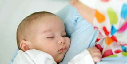 ضرورت تغذیه کودکان با شیرمادر حتی در دوران کرونا