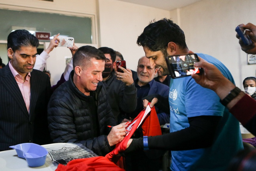 عیادت سرمربی پرسپولیس از بیمارستان بستری در بیمارستان طالقانی